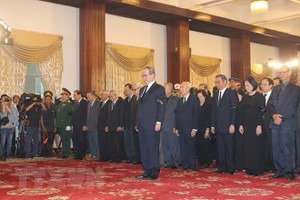 原總書記杜梅弔唁與追悼儀式在統一會場舉行