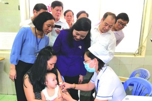 衛生部長阮氏金進視察為兒童防疫工作。