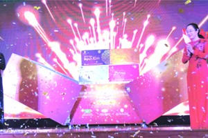 市婦聯會啟動贈送與企業連結會員卡儀式。