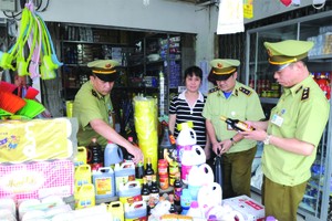 市場管理力量正在檢查贗品。