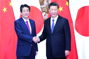 中國國家主席習近平（右）在北京釣魚臺國賓館會見來華進行正式訪問的日本首相安倍晉三。