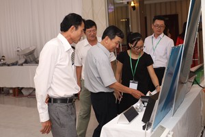 與會者參觀LED太陽能設備。