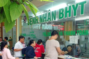 民眾在醫院登記看病。