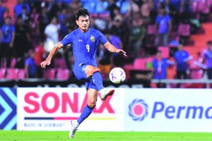 在比賽中連進６球 的泰國球星。