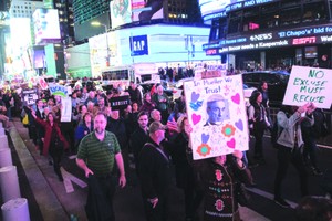 示威者在紐約時代廣場遊行。