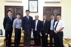 亞洲奧林匹克理事會幹部代表團與越南體育總局代表合影留念。