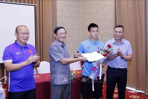 阮伯雄大使向韓國籍主教練朴恒緒師徒贈送4000多美元。