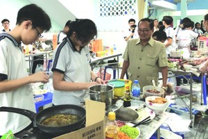 為了慶祝越南教師節來臨及成立40週年，文朗學校昨(10)日舉辦“學生烹飪比賽”。