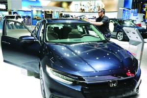 今年洛杉磯國際汽車大展的本田汽車公司推出了一款油電混合轎車，贏得了2019年度綠色能源車