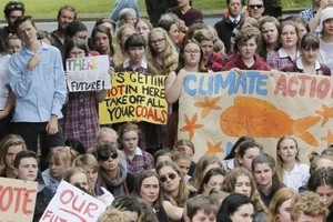 澳洲東北部昆士蘭省受熱浪侵襲，多處發生火災之際，數千名中小學生11月30日在全國各地罷課示威