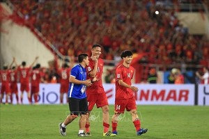 英德（右二）和功鳳（右一）。