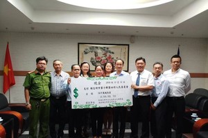 駐胡志明市台北經濟文化辦事處處長鍾文正與胡志明市台灣商會會長鄭文忠，於日前將5000萬元越盾轉交給第十郡第四坊人委會。