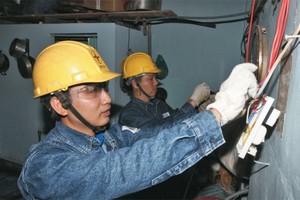 電力技術人員為平政縣貧戶免費維修電路系統。