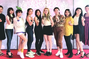 部分參選的華人女生留影。