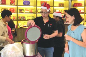 大發食品公司讓客戶品嚐湯圓。