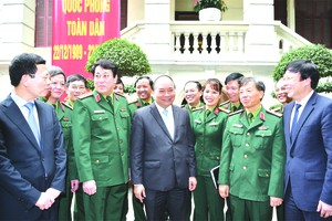 政府總理阮春福向《人民軍隊報》領導致予節日祝賀。