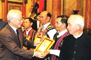 總書記、國家主席阮富仲向各村老、村長 贈送紀念品。