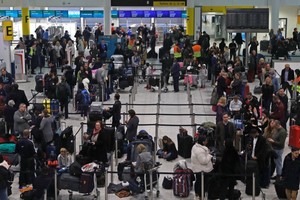 大量旅客在機場等待。