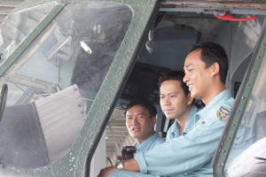 右起第一和第三：陳明富少校與吳鴻山中校在一次準備執行飛行任務。