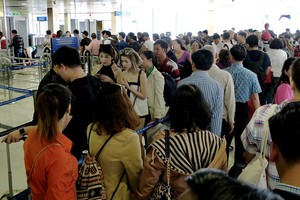 乘客在新山一機場辦理安寧手續。