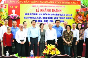 　　本市各華人代表與老革 命人士合照。