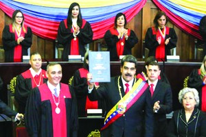 委總統馬杜羅（中）連任就職儀式上展示證書。