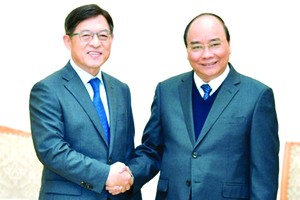 政府總理阮春福昨(11)日上午在政府辦事處接見韓國三星電子公司董事長兼總經理沈沅煥