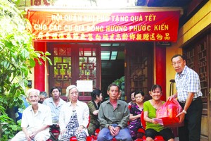 福建二府會館昨(25)日上午舉辦喜迎新春向福建高齡鄉親贈送禮物活動。