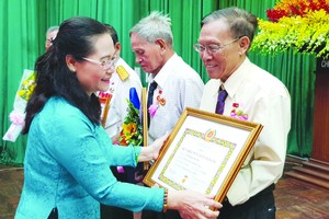 市委組織處主任阮氏麗頒發 黨齡紀念章給王沛川同志。