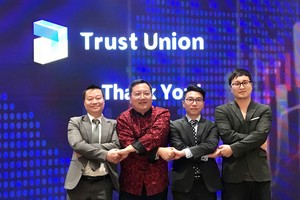 越-港代表互相握手合作愉快。