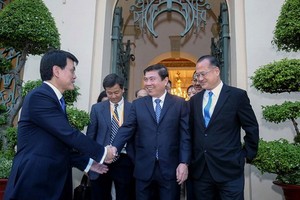 市人委會主席阮成鋒(中)接見香港投資商。