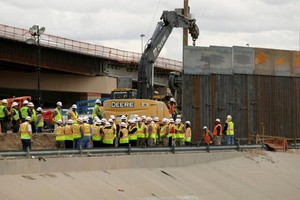美墨邊境正在動工的推土機。