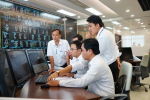 電力部門幹部操控電力系統。