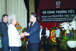 由黨中央政治局委員、國會主席阮氏金銀率領的國會代表團，昨(22)日中午前往弔唁市人委會副主席阮氏秋。