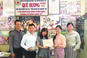 萬盛發集團一行代表向故鄉人道中心捐款。