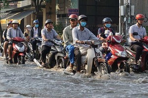 潮汛導致第七郡黃晉發街成澤國。