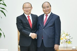 阮春福總理與朴恒緒教練握手。