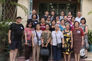 福中校友們在母校留影。