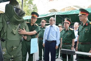 市委書記阮善仁聽軍人介紹裝設備。