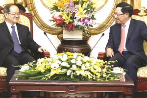 黨中央政治局委員、政府副總理、外交部長范平明昨(20)日中午在政府賓館，接見了正在我國訪問的中國廣西壯族自治區黨委書記鹿心社。