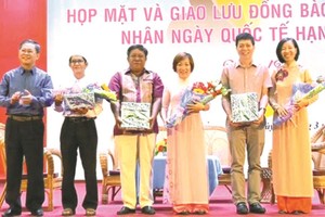 模範華人家庭代表林珮玲(右一)及其丈夫 陳偉民(右二)參加交流活動。