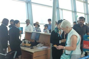 富國國際航空港迎接大量國內和國際乘客。