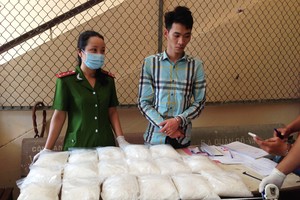 一名被市公安逮捕的毒販。