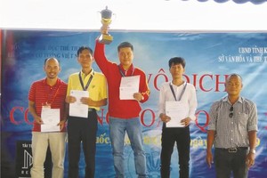 華人棋手范啟源(左二)上台領獎。