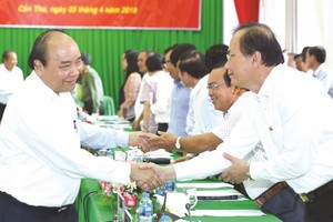 政府總理阮春福與各代表交談。