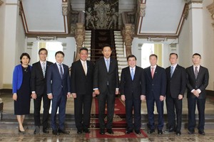 昨(5)日，市人委會主席阮成鋒接見了由新加坡吉寶(Keppel)集團首席執行官兼吉寶置業公司董事長盧振華率領，正在本市進行工作訪問的吉寶集團高級人事代表團。（  圖源：Gia Thuận/TTXVN）