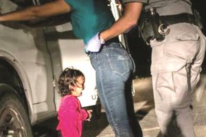 美墨邊境哭泣的小女孩。