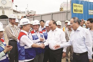 阮春福總理看望濱城-仙泉地鐵１號線工地人員。