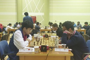 阮英魁（左邊）在比賽中。