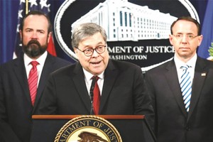 巴爾（中）主持記者會。